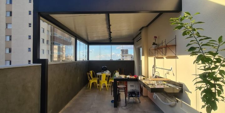Cobertura para área gourmet com churrasqueira e fechamento em vidro